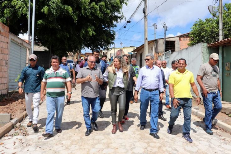 Prefeita Cordélia Torres visita obras e dá ordem para novos serviços de infraestrutura 11