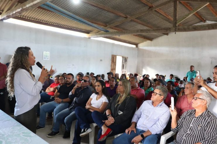 Prefeita anuncia primeiros beneficiados pelo programa Titula Brasil durante reunião no Projeto Santa Maria 4