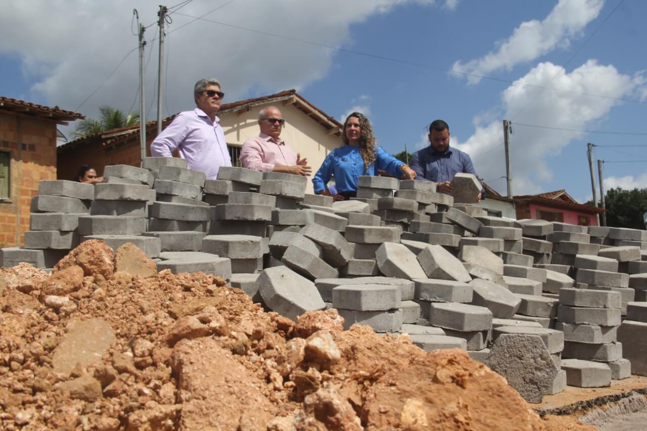 Prefeita Cordélia Torres vistoria início de obras de pavimentação em Eunápolis 5