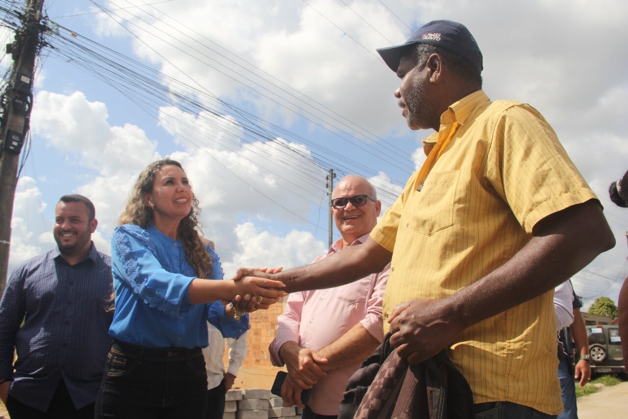 Prefeita Cordélia Torres vistoria início de obras de pavimentação em Eunápolis 8