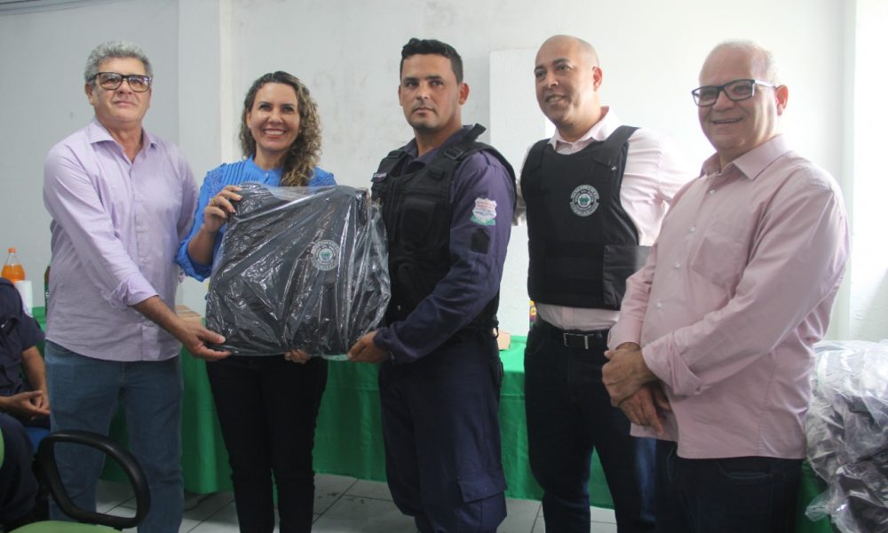 Prefeita Cordélia Torres entrega coletes balísticos para a Guarda Civil Municipal