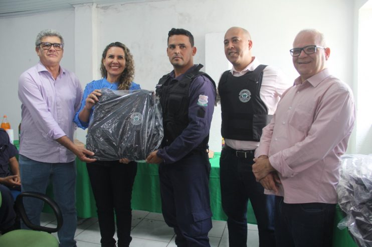 Prefeita Cordélia Torres entrega coletes balísticos para a Guarda Civil Municipal 4