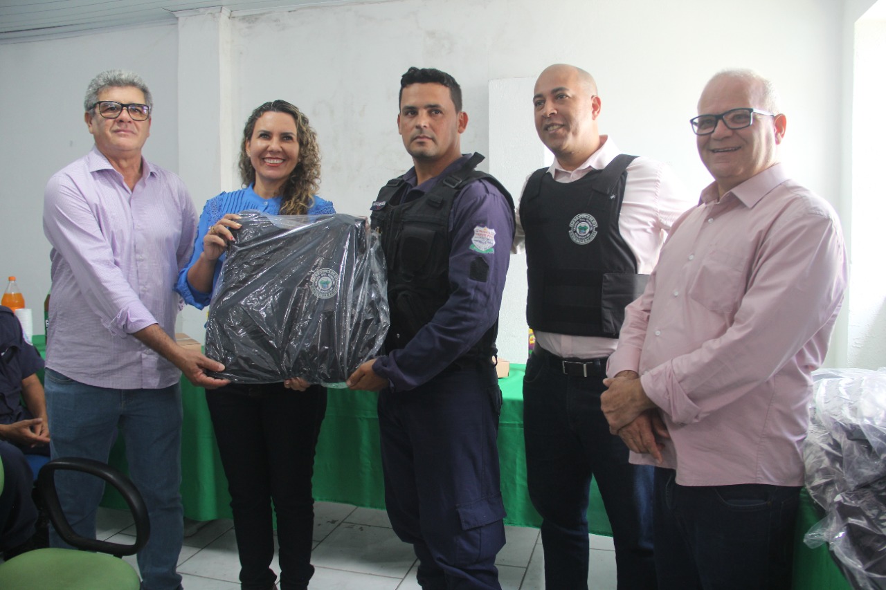 Prefeita Cordélia Torres entrega coletes balísticos para a Guarda Civil Municipal 50
