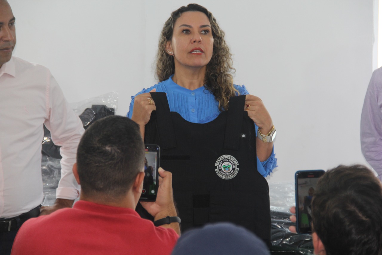 Prefeita Cordélia Torres entrega coletes balísticos para a Guarda Civil Municipal 5