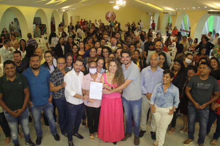 Sob aplausos, prefeita Cordélia Torres sanciona lei que valoriza profissionais da educação 10
