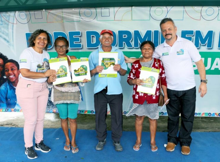Prefeita Cordélia Torres realiza sonho de mais de 200 famílias com entrega de escrituras de casas em Eunápolis 15