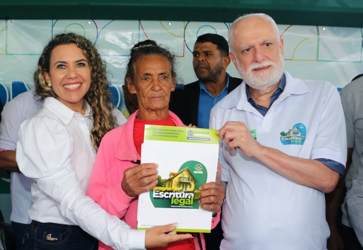 Prefeita Cordélia Torres realiza sonho de mais de 200 famílias com entrega de escrituras de casas em Eunápolis 7