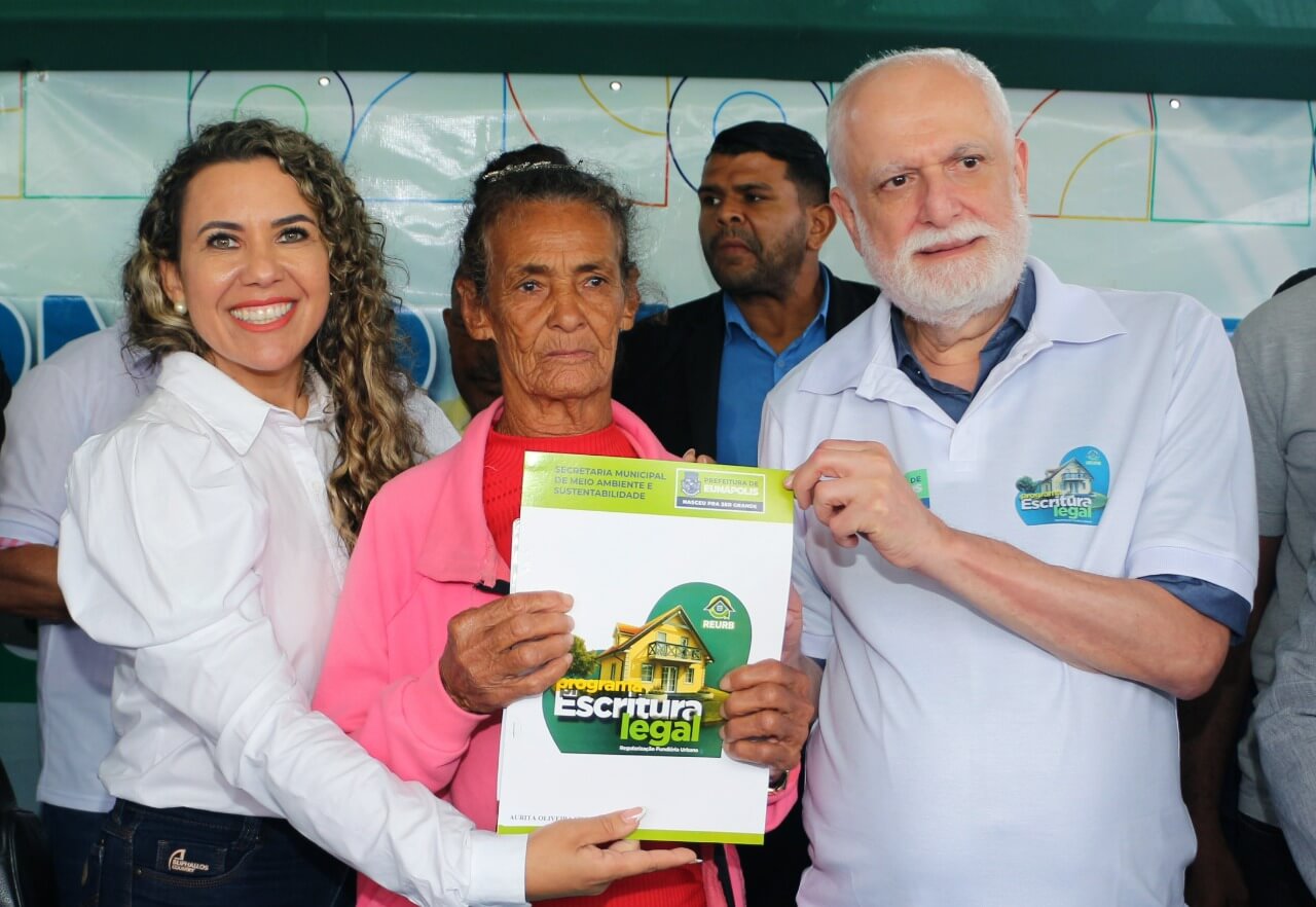 Prefeita Cordélia Torres realiza sonho de mais de 200 famílias com entrega de escrituras de casas em Eunápolis 8