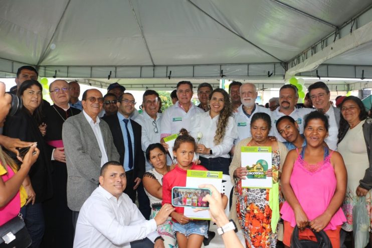 Prefeita Cordélia Torres realiza sonho de mais de 200 famílias com entrega de escrituras de casas em Eunápolis 25