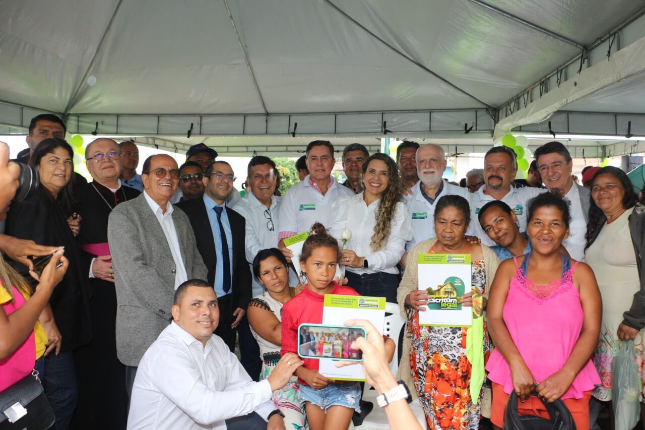 Prefeita Cordélia Torres realiza sonho de mais de 200 famílias com entrega de escrituras de casas em Eunápolis 14