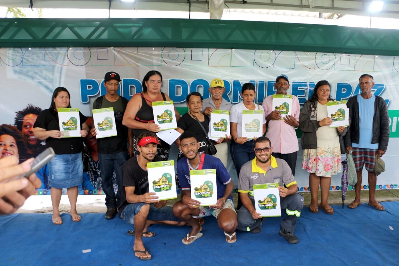 Prefeita Cordélia Torres realiza sonho de mais de 200 famílias com entrega de escrituras de casas em Eunápolis 13