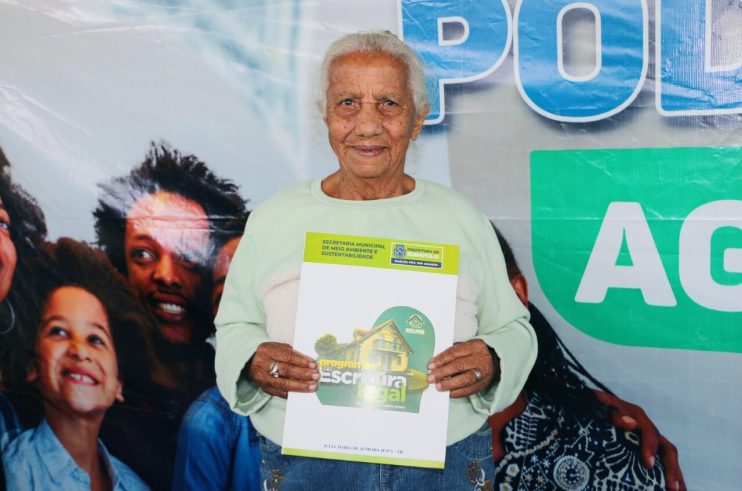 Prefeita Cordélia Torres realiza sonho de mais de 200 famílias com entrega de escrituras de casas em Eunápolis 27