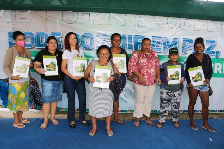 Prefeita Cordélia Torres realiza sonho de mais de 200 famílias com entrega de escrituras de casas em Eunápolis 20