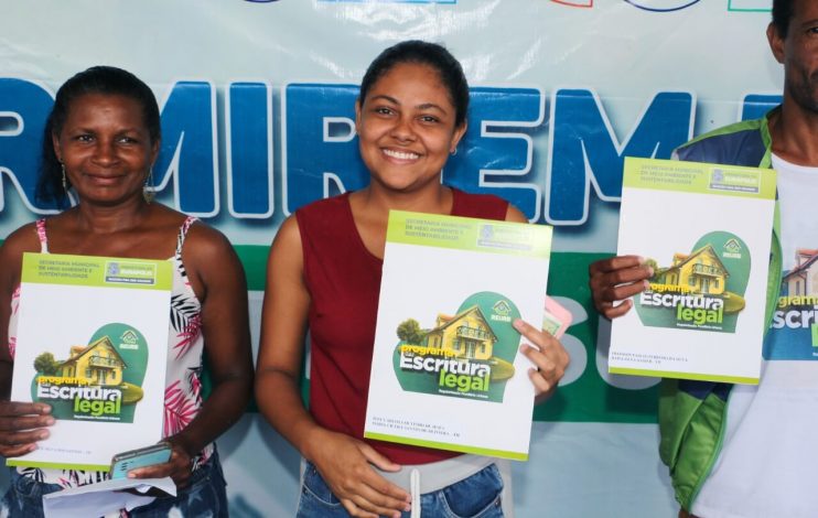 Prefeita Cordélia Torres realiza sonho de mais de 200 famílias com entrega de escrituras de casas em Eunápolis 21