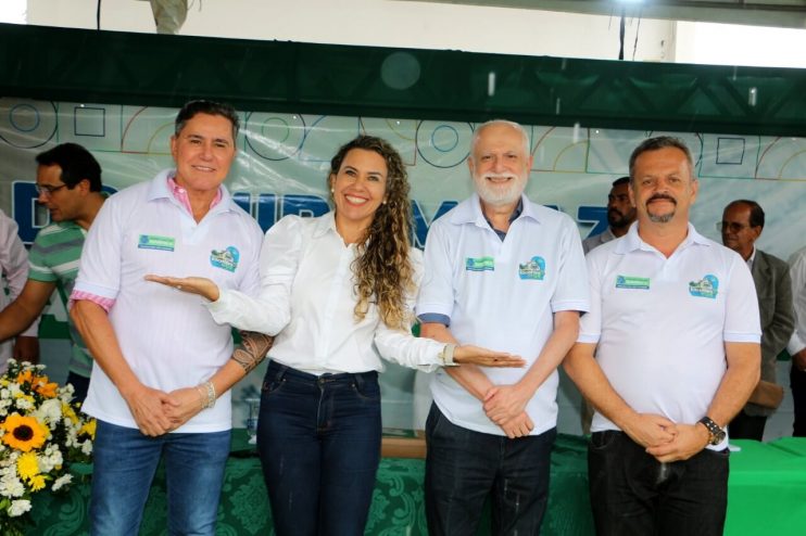 Prefeita Cordélia Torres realiza sonho de mais de 200 famílias com entrega de escrituras de casas em Eunápolis 16