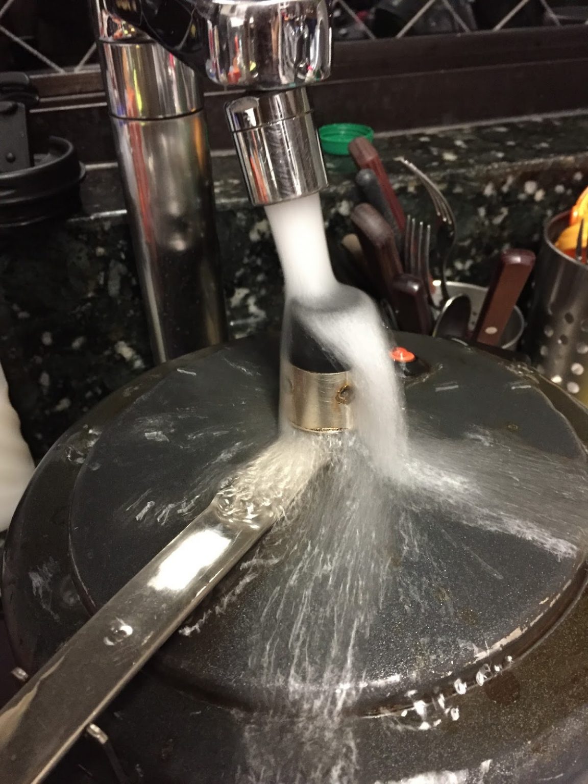 Jogar água na panela de pressão quente: Você faz isso? Descubra se é seguro ou não Jogar água na panela de pressão quente: Você faz isso? Descubra se é seguro ou não 11
