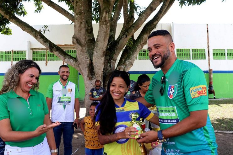 Prefeita Cordélia Torres prestigia final do Campeonato Feminino de Futebol no Estádio Araujão 11