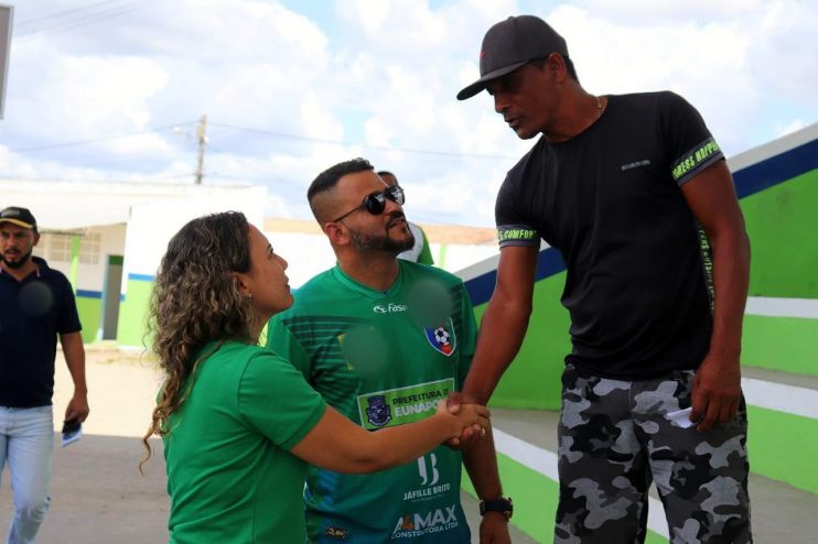 Prefeita Cordélia Torres prestigia final do Campeonato Feminino de Futebol no Estádio Araujão 22