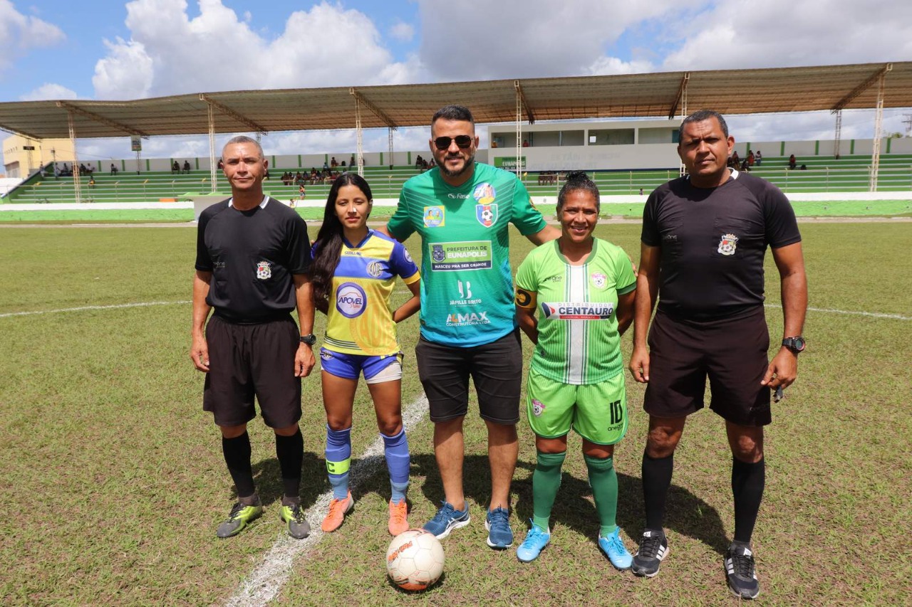 Prefeita Cordélia Torres prestigia final do Campeonato Feminino de Futebol no Estádio Araujão 52