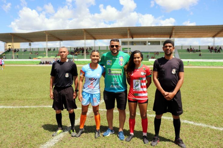 Prefeita Cordélia Torres prestigia final do Campeonato Feminino de Futebol no Estádio Araujão 21
