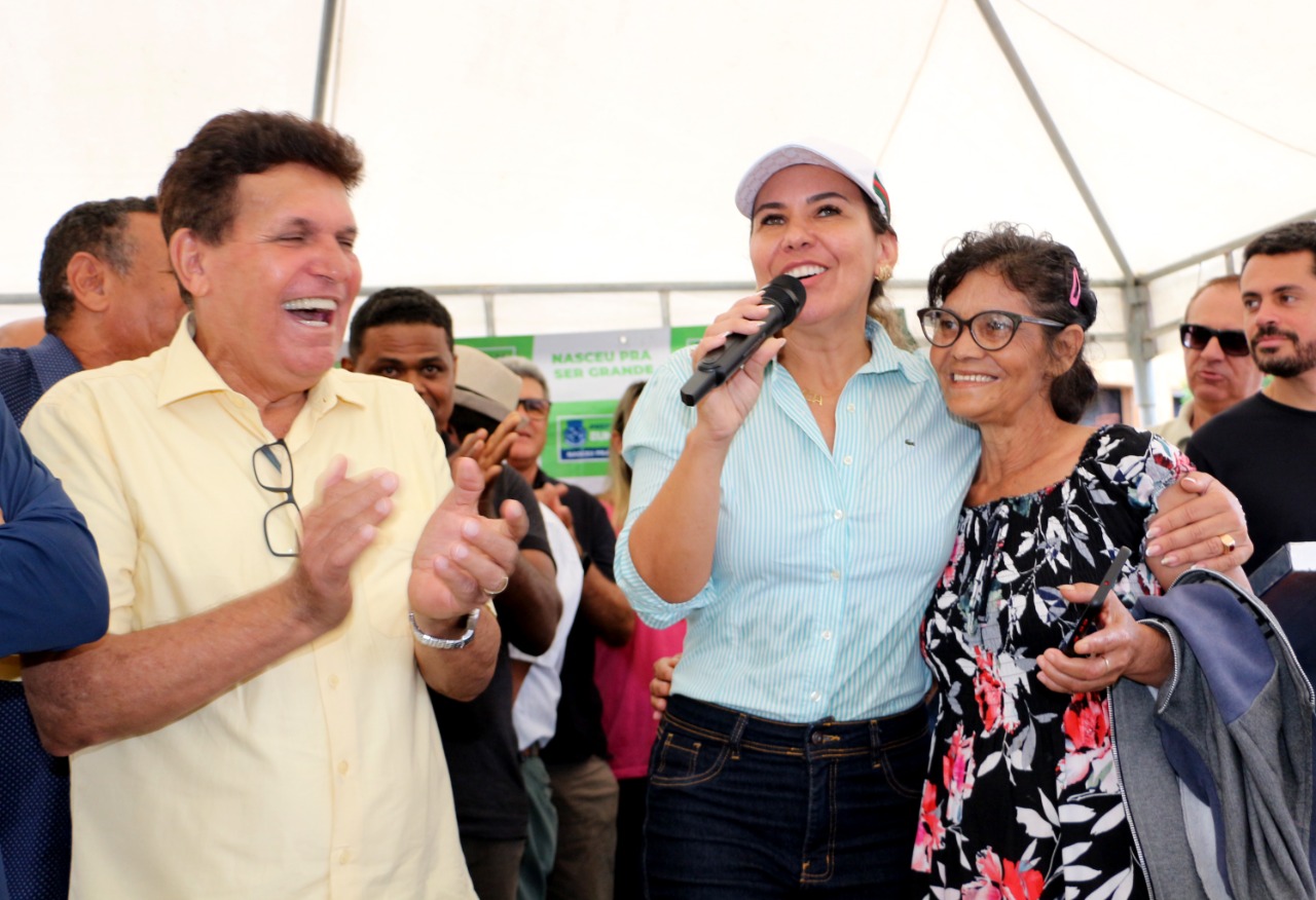 Prefeita Cordélia Torres entrega ambulância e anuncia outras melhorias para população de Gabiarra 24