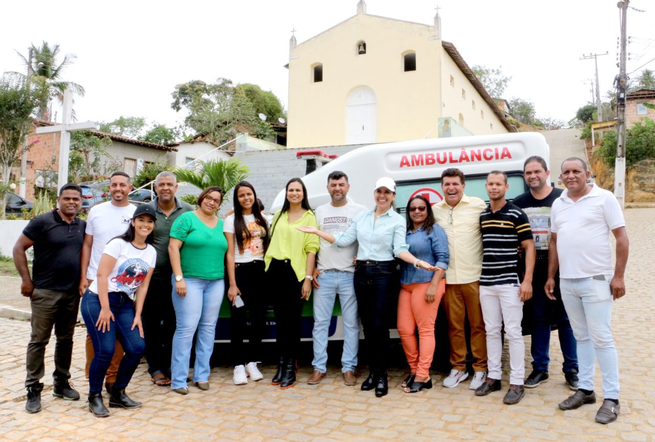 Prefeita Cordélia Torres entrega ambulância e anuncia outras melhorias para população de Gabiarra 11