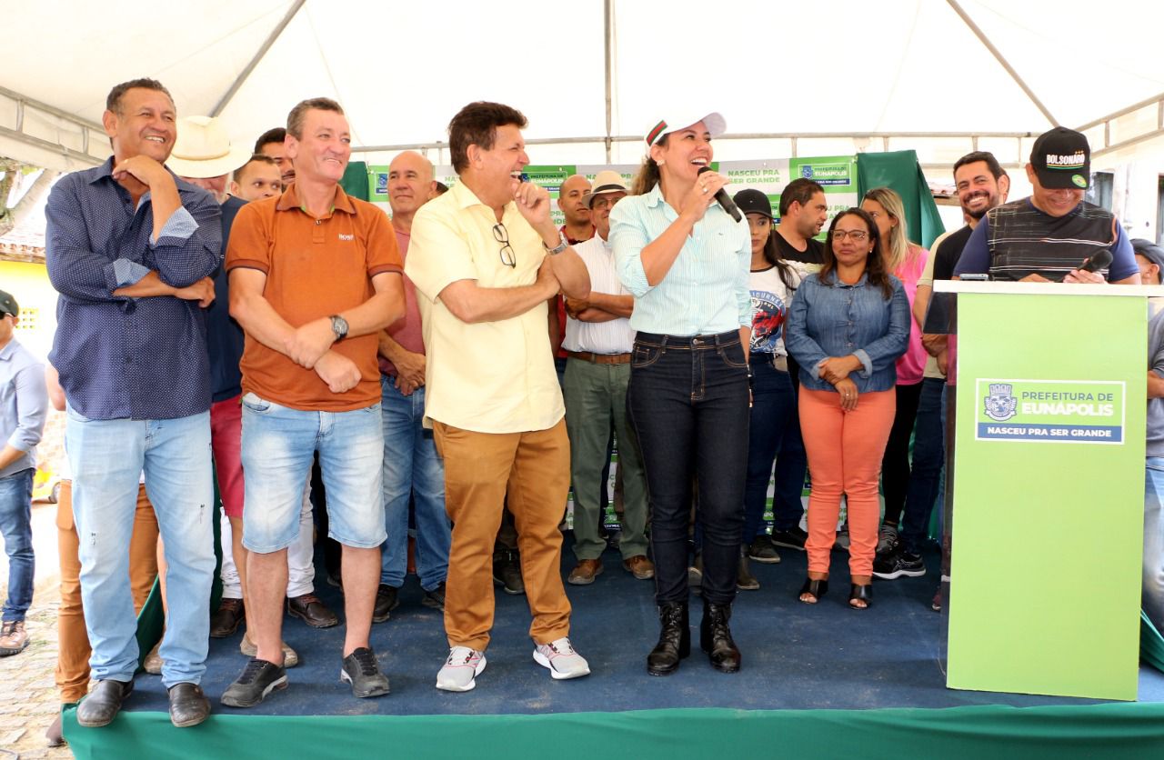 Prefeita Cordélia Torres entrega ambulância e anuncia outras melhorias para população de Gabiarra 5