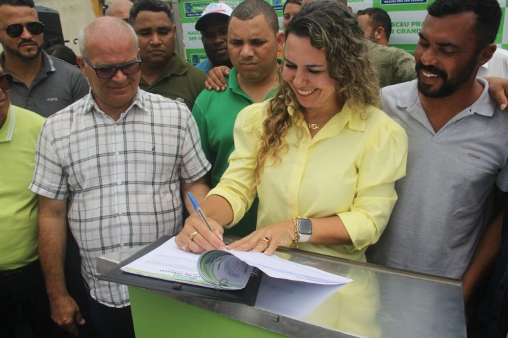 Prefeita entrega pavimentação na Rua do Vento e assina ordem de serviço para outras sete ruas do Moisés Reis 18