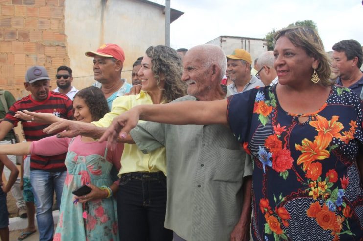 Prefeita entrega pavimentação na Rua do Vento e assina ordem de serviço para outras sete ruas do Moisés Reis 12