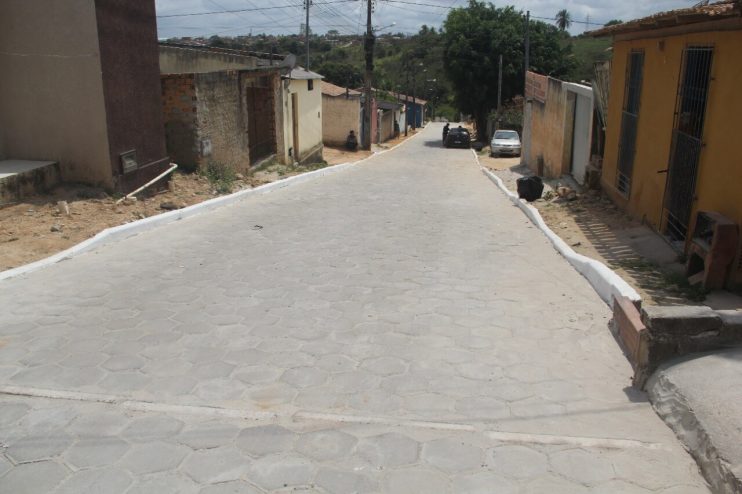 Prefeita entrega pavimentação na Rua do Vento e assina ordem de serviço para outras sete ruas do Moisés Reis 80