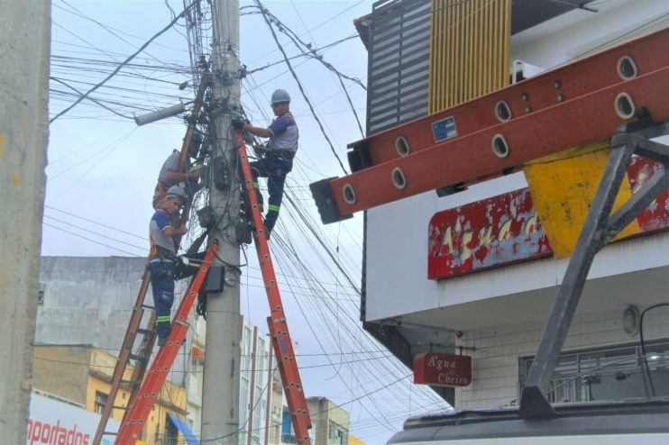 Prefeitura de Eunápolis realiza despoluição visual com remoção de fios nos postes da região central Prefeitura de Eunápolis realiza despoluição visual com remoção de fios nos postes da região central 5