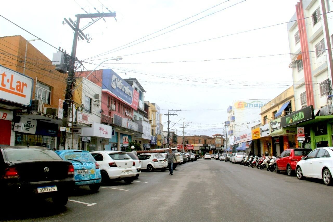 Prefeitura de Eunápolis realiza despoluição visual com remoção de fios nos postes da região central 8