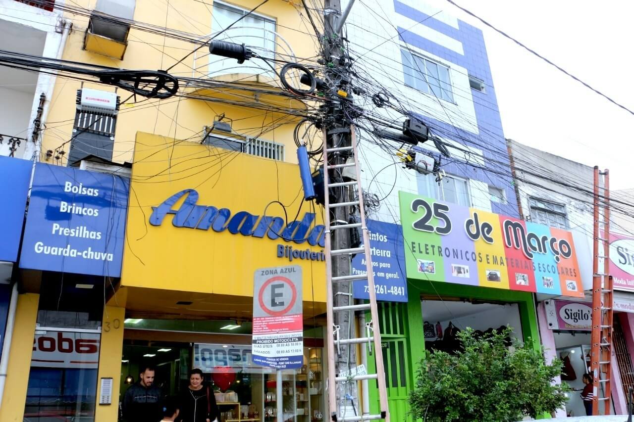 Prefeitura de Eunápolis realiza despoluição visual com remoção de fios nos postes da região central 17