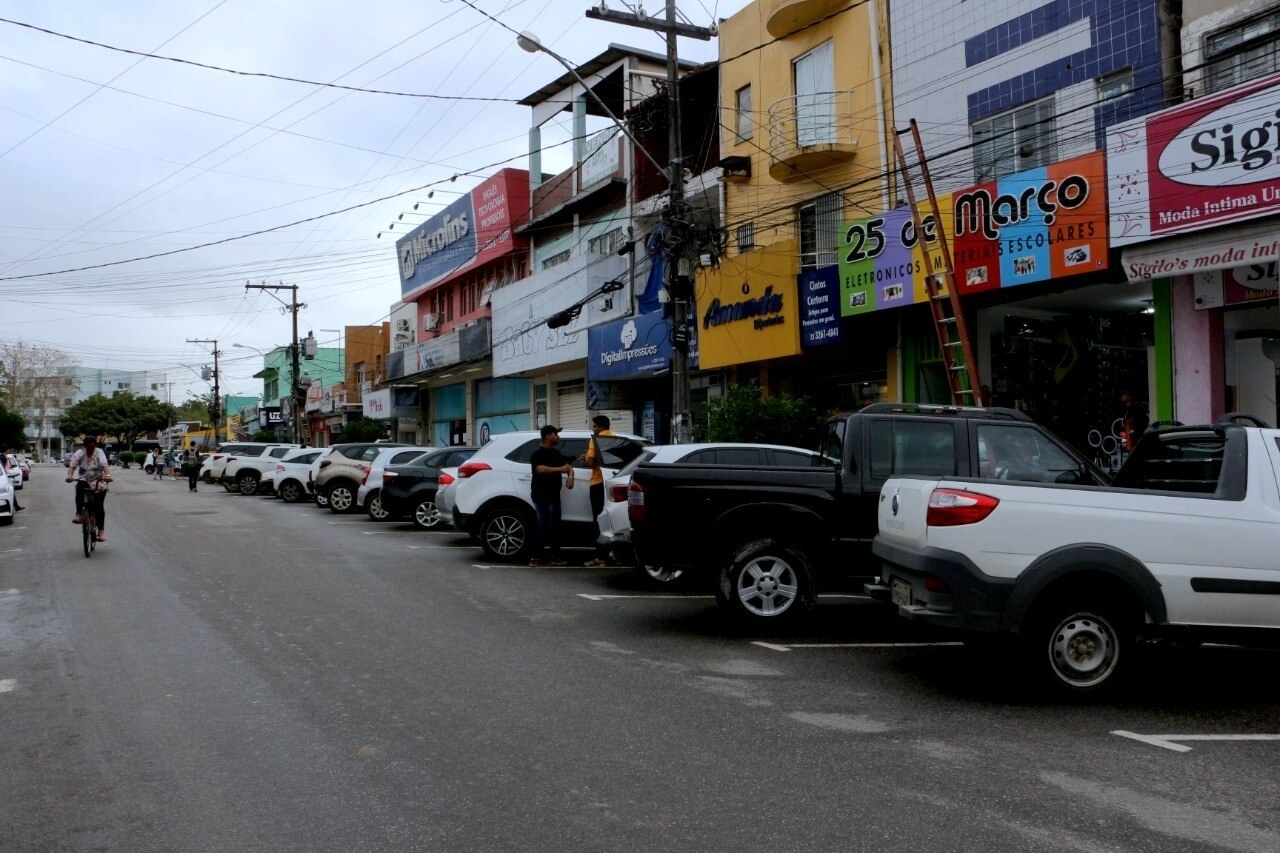 Prefeitura de Eunápolis realiza despoluição visual com remoção de fios nos postes da região central 18