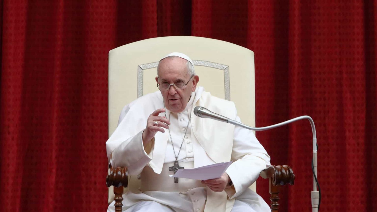 Em tom de brincadeira, Papa Francisco cobra cachaça de Suplicy 11