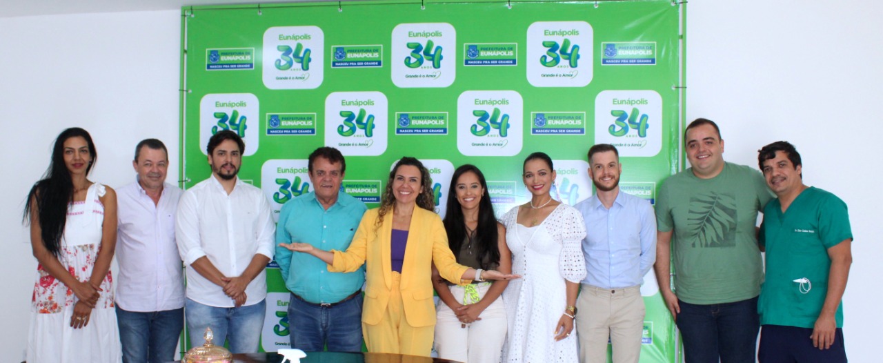 Prefeita Cordélia Torres se reúne com médicos para comemorar avanços no Hospital Regional 9