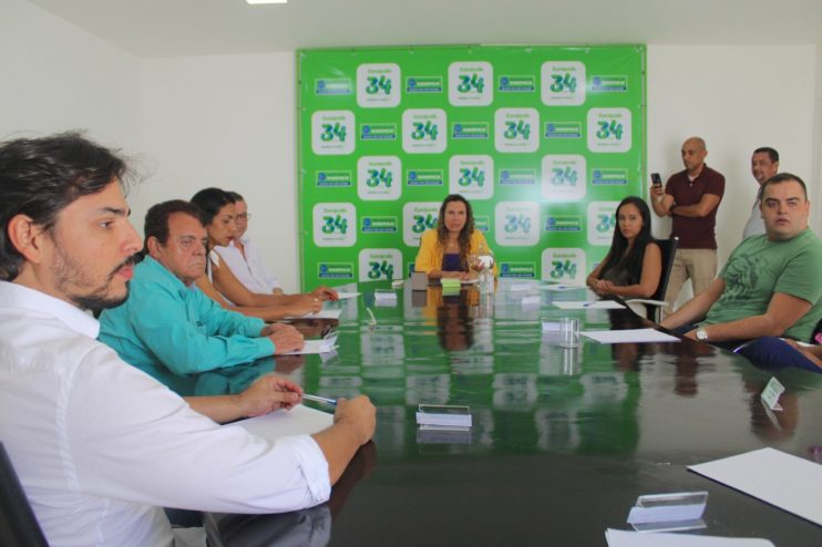 Prefeita Cordélia Torres se reúne com médicos para comemorar avanços no Hospital Regional 5