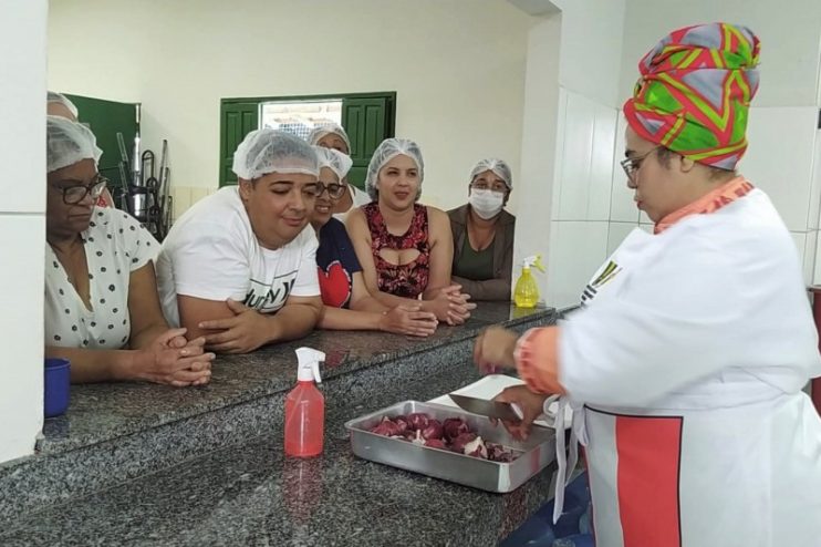 Profissionais da merenda escolar de Itagimirim participam de curso com a embaixadora da gastronomia no Brasil e no exterior 4