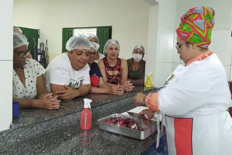 Profissionais da merenda escolar de Itagimirim participam de curso com a embaixadora da gastronomia no Brasil e no exterior 9