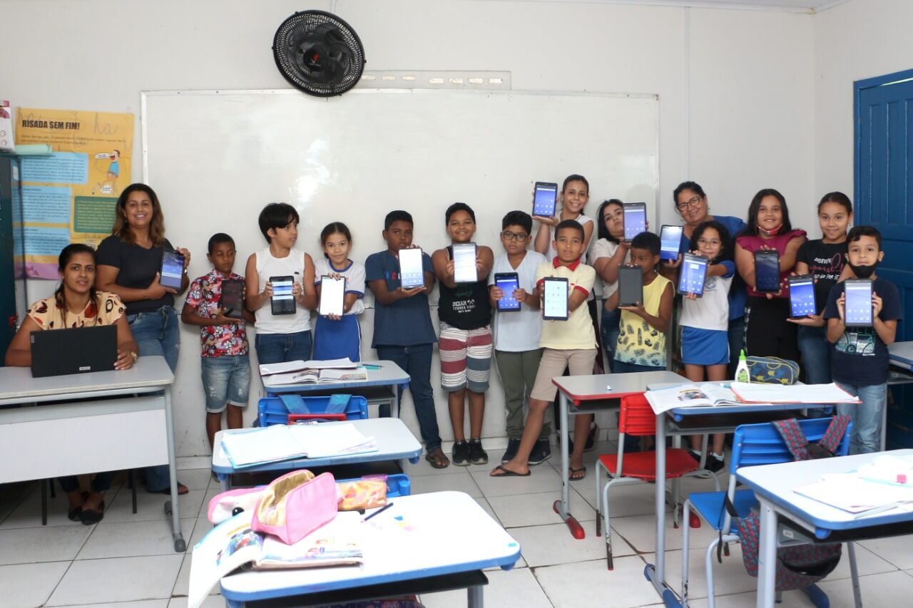 Prefeitura investe na modernização da educação com laboratórios móveis nas escolas de Eunápolis 8