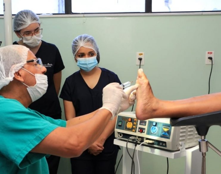 Parceria entre Prefeitura e faculdade de medicina oportuniza pequenas cirurgias para cidadãos eunapolitanos 7