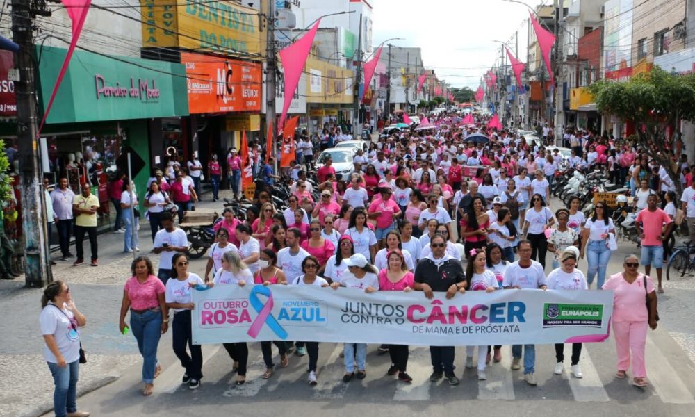 Caminhada do Outubro Rosa leva centenas de pessoas às ruas de Eunápolis