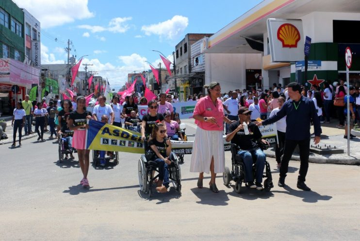 Caminhada do Outubro Rosa leva centenas de pessoas às ruas de Eunápolis 37