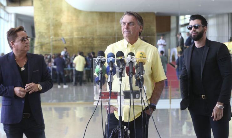 Bolsonaro recebe apoio de ex-senadores e cantores sertanejos 9