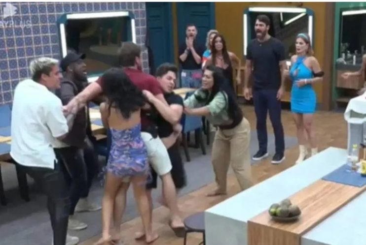 A Fazenda 14: Shay acerta cotovelada em Tiago e ambos são expulsos 5