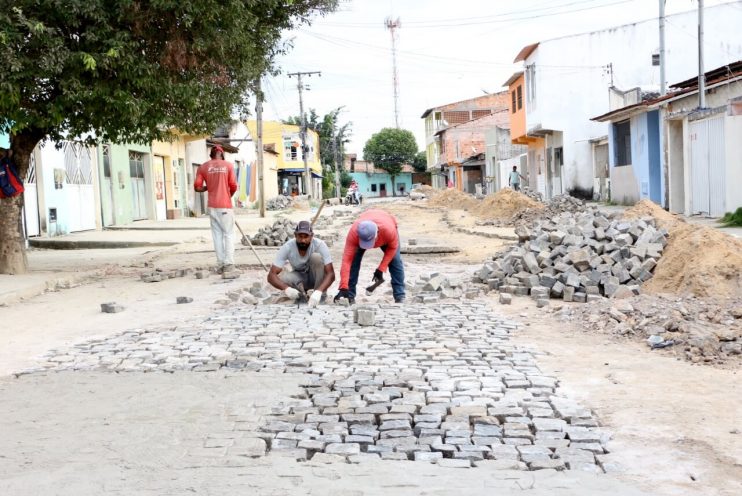 Prefeitura de Eunápolis finaliza importante obra de rede de drenagem na Rua Pataxós 4