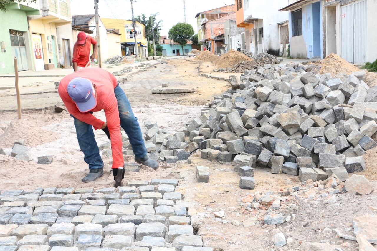 Prefeitura de Eunápolis finaliza importante obra de rede de drenagem na Rua Pataxós 11