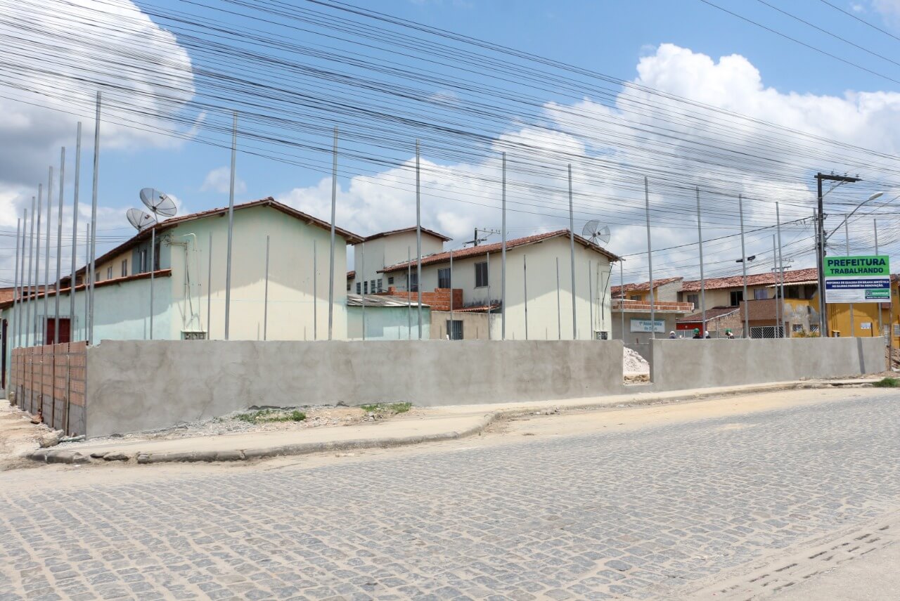 Requalificação de quadra de esportes segue em ritmo acelerado no Parque da Renovação 7