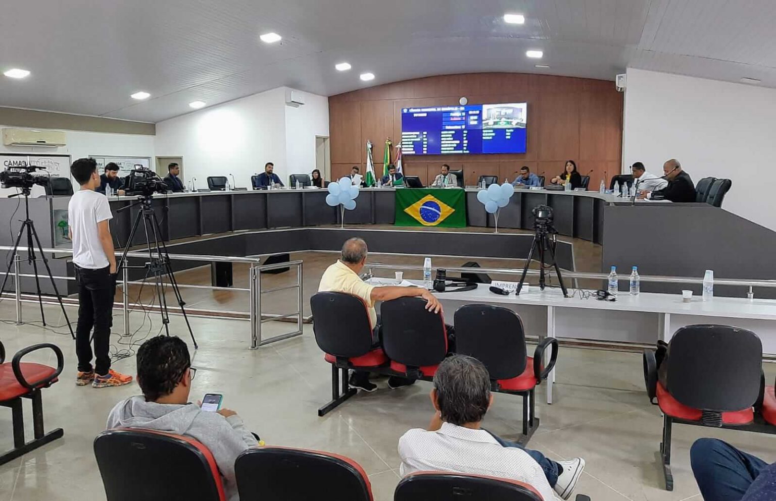 Comissão de Justiça da Câmara de Eunápolis analisa PL da taxa do lixo proposta pelo Executivo Comissão de Justiça da Câmara de Eunápolis analisa PL da taxa do lixo proposta pelo Executivo 12