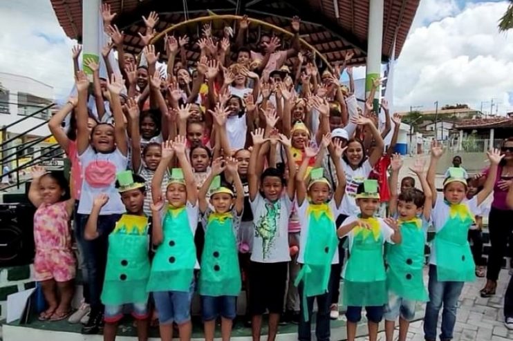 Itagimirim: Alunos do reforço escolar apresentam belas produções literárias na Praça José Santos Queiroz 13